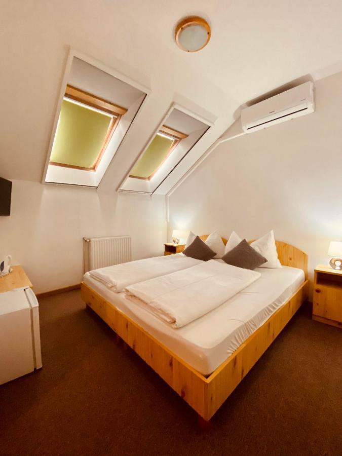 Standard Queen Room,1351295305:JPEG