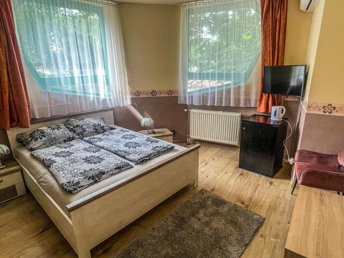 Deluxe szoba kétszemélyes ággyal vagy 2 külön ággyal - kilátással a kertre