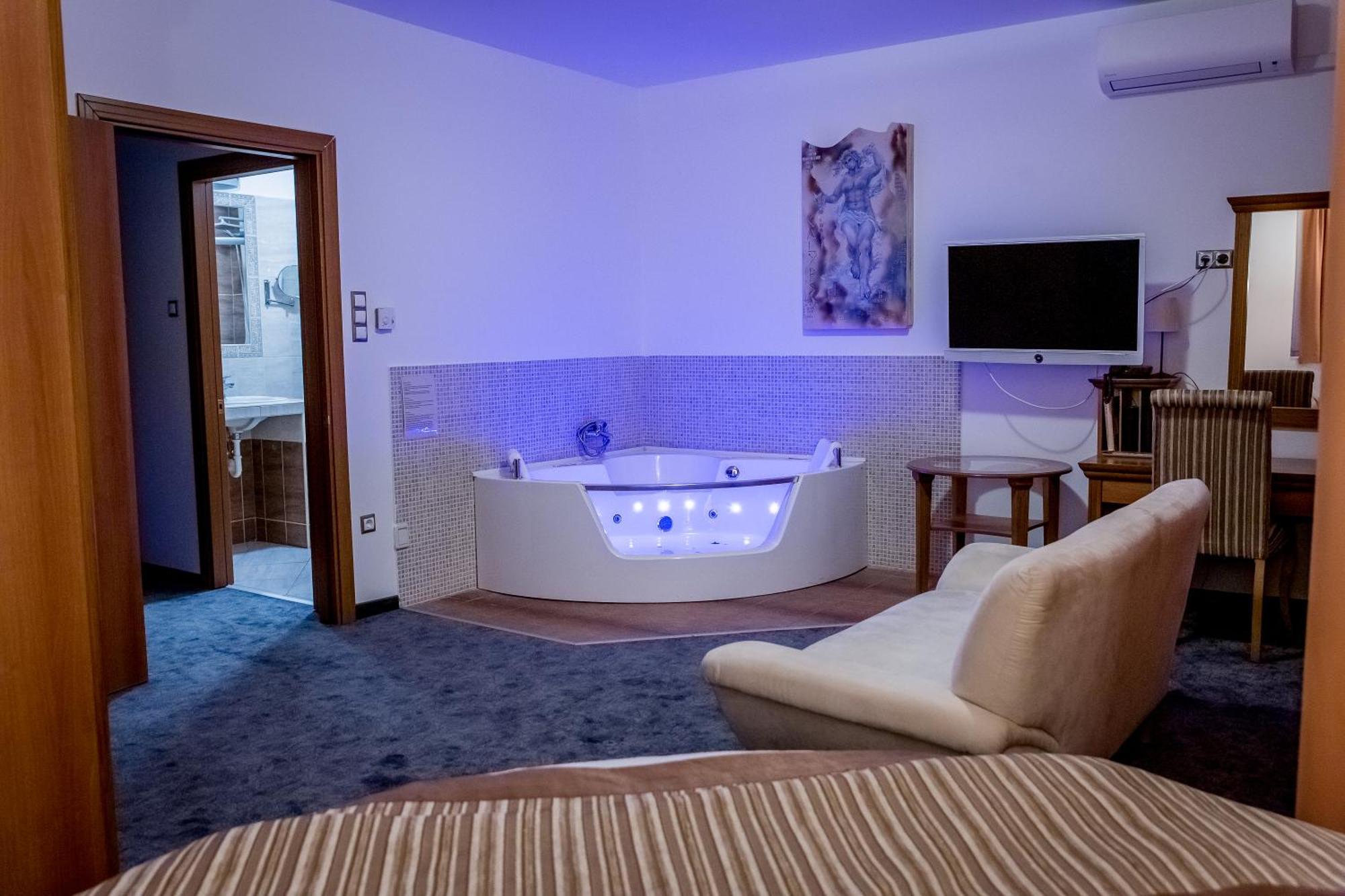 King Room Spa Bath,1549828963:JPEG