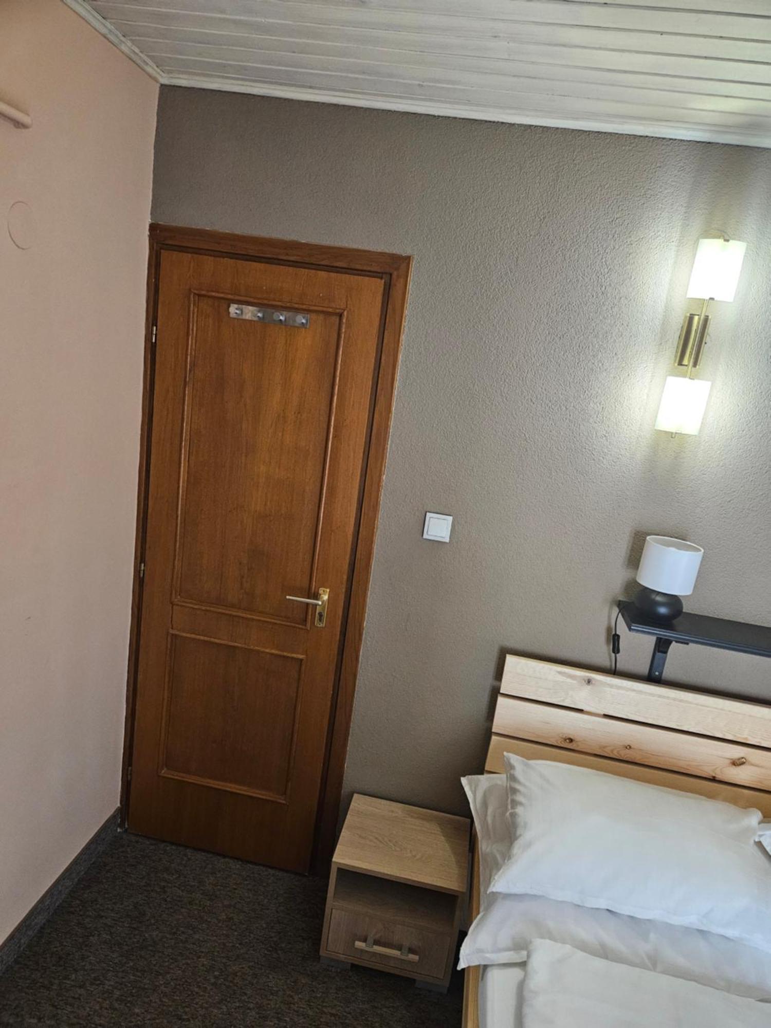 Budget Double Room,1563345553:JPEG