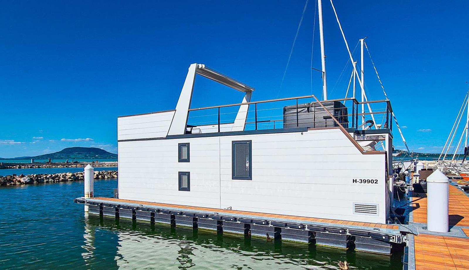House Boat,1584684204:JPEG