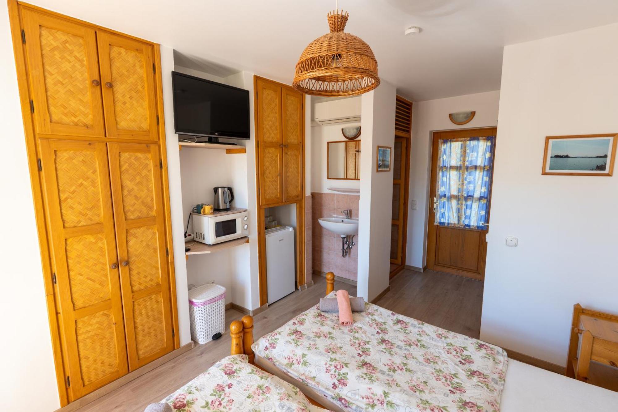Zweibettzimmer mit Balkon