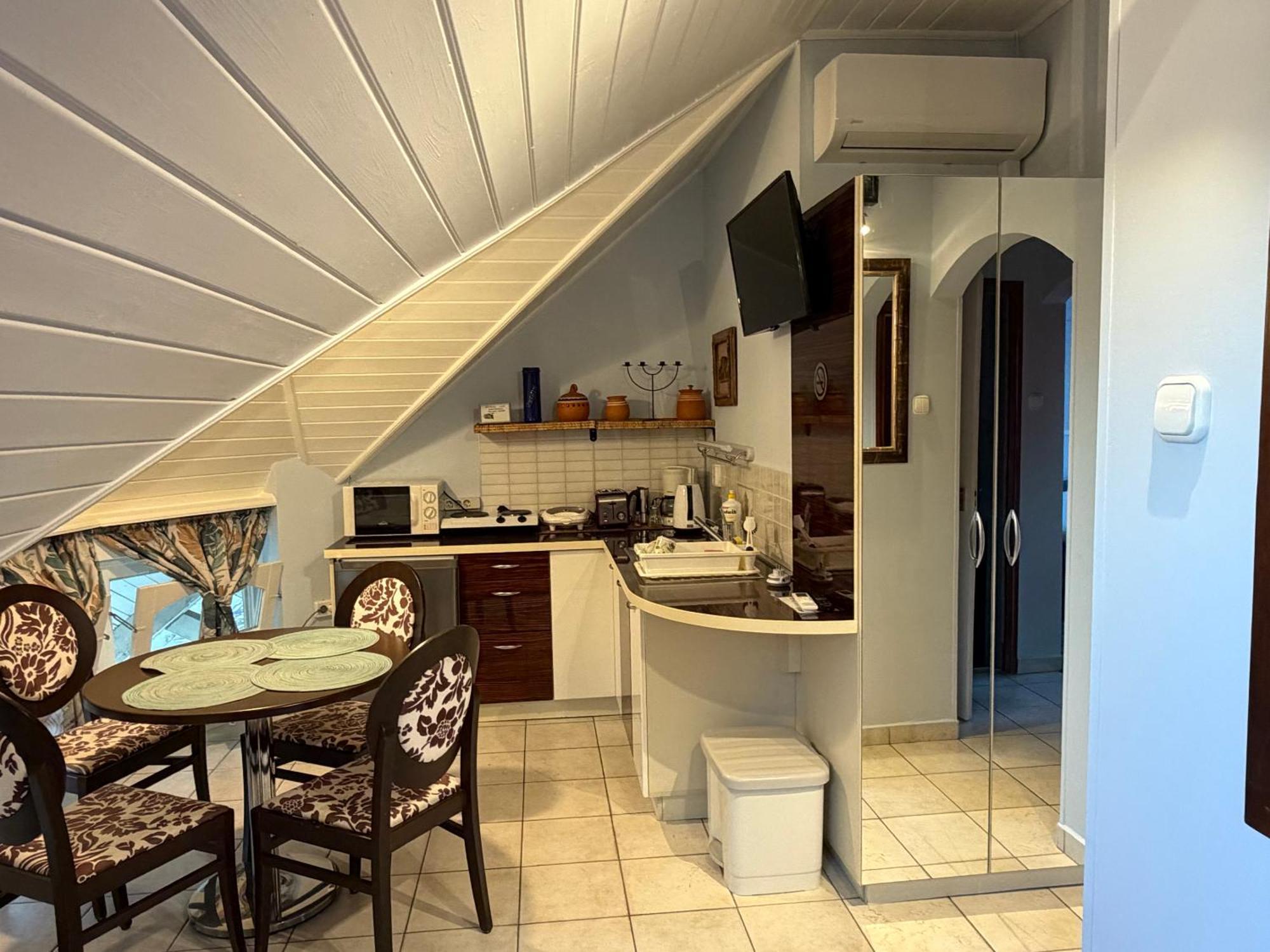 One-Bedroom Apartment,1771402150:JPEG