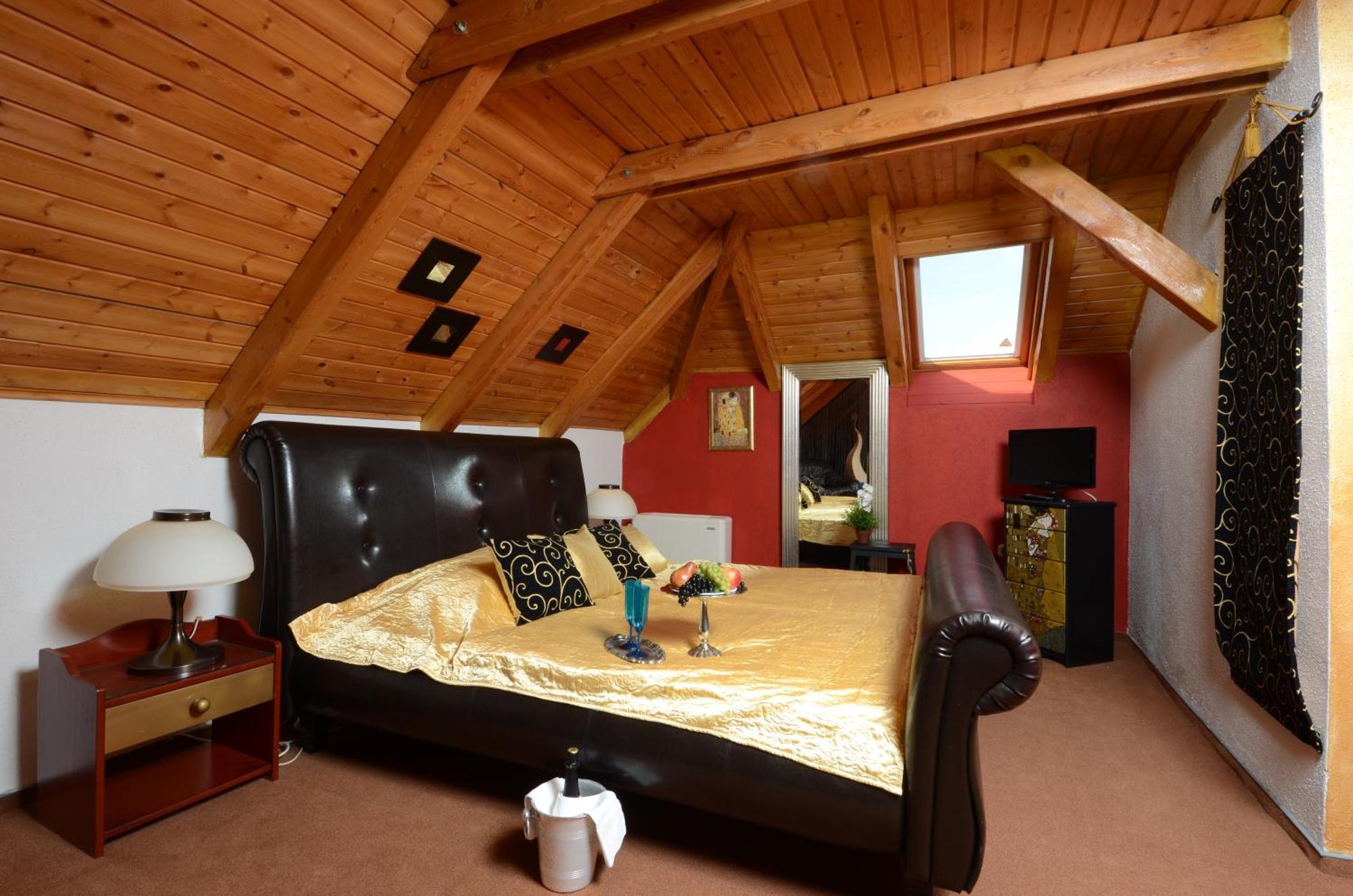 Family Room,286410669:JPEG
