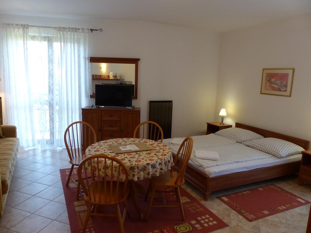 One-Bedroom Apartment 2,370344829:JPEG