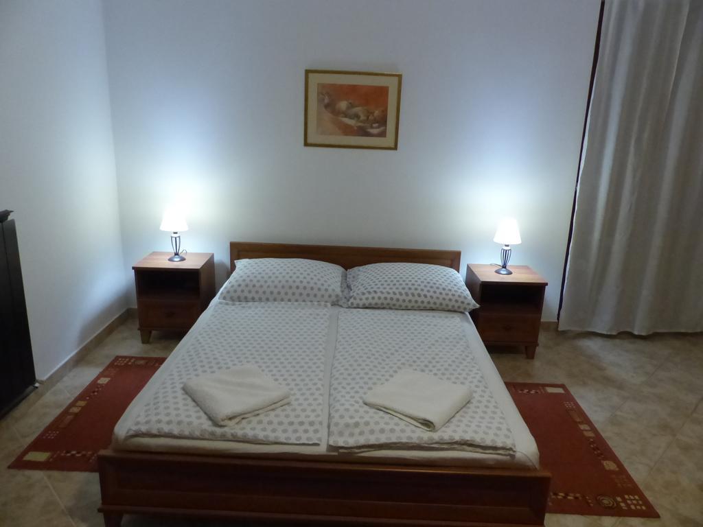 One-Bedroom Apartment 5,392977065:JPEG