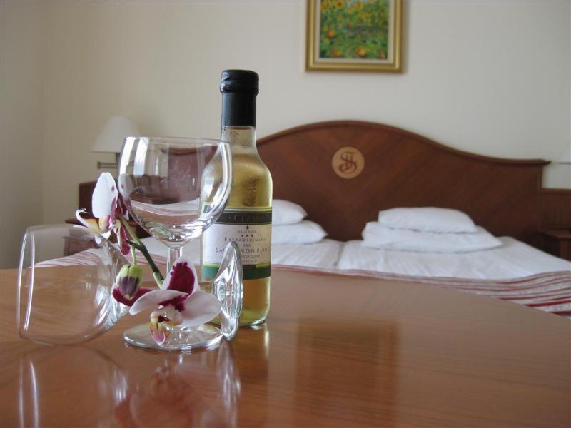 Standard Single Room,687715668:JPEG