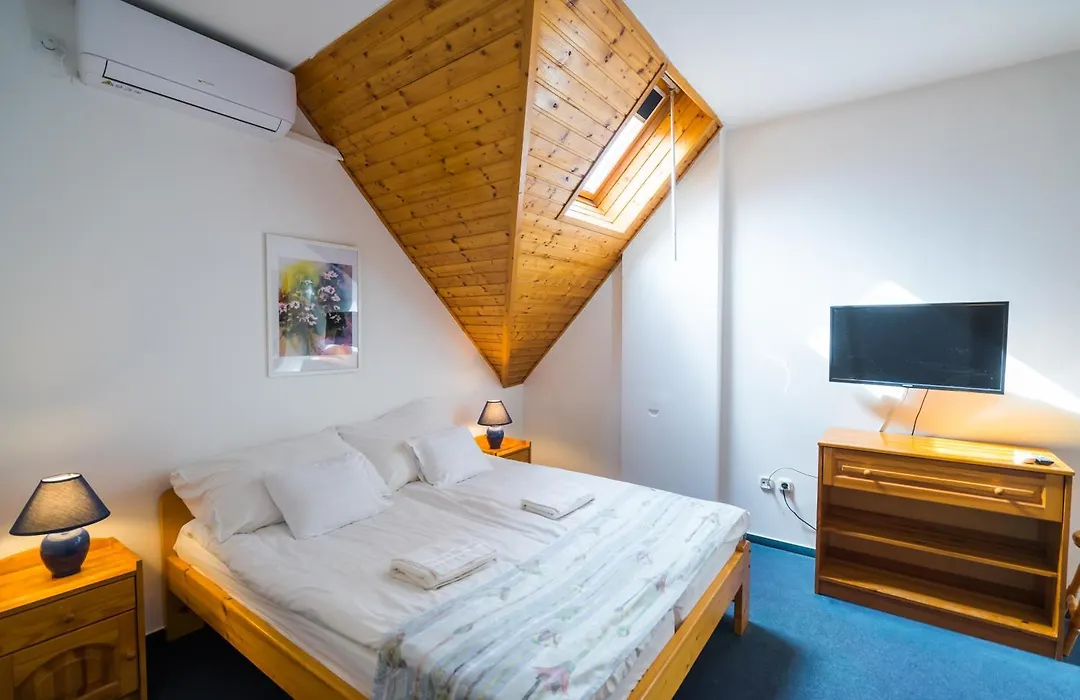 Gyorfi Apartmanhaz Zamardi-1