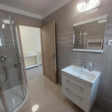 Anton Apartmanház-2