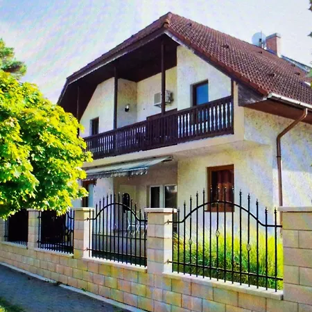 Zsolnay Apartman-2