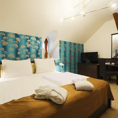 Ipoly Hotel Boutique Rooms & Suites-3