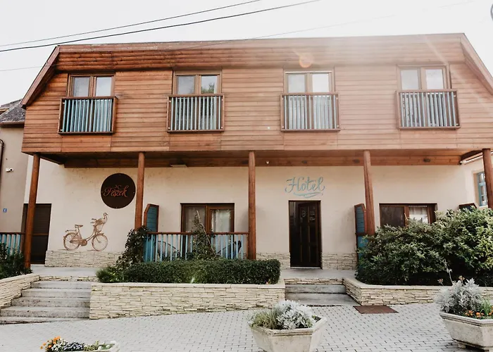 Fészek -Étel és Hotel-Bed&Breakfast - Bike Point Zánka