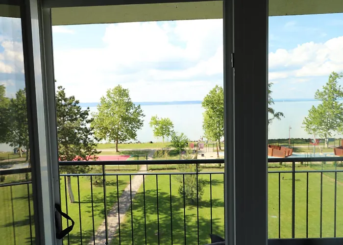 Huisdiervriedelijke Citadella Luxury Lakefront Apartment With Terrace Siófok