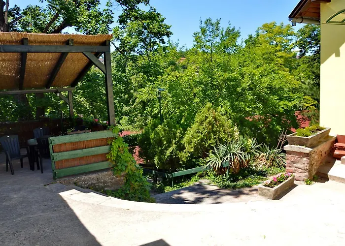 Árnyas Park Apartmanház Panzió Balatonalmádi